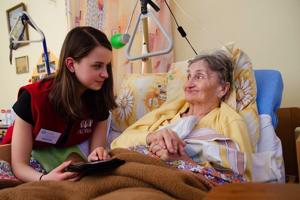 Lístek do světa pomoci osamělým seniorům
